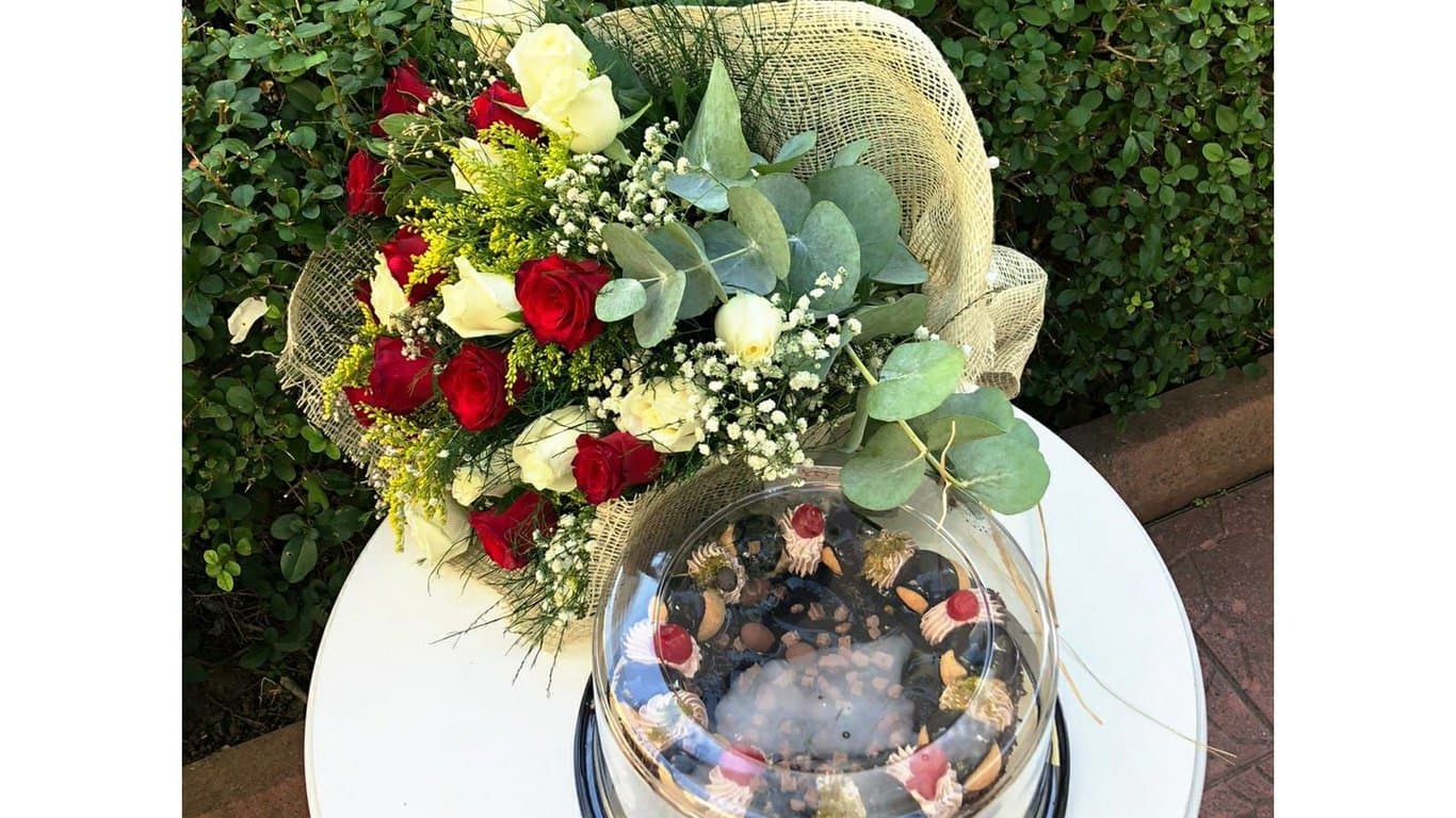 Blanche Bouquet – Dostawa Prezentu z Różami i Ciastem w Stambule