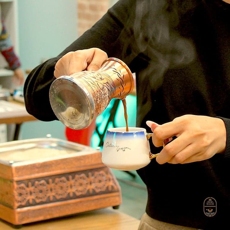 Bereiten Sie Türkischen Kaffee auf Sand zu und lesen Sie Ihr Schicksal in Istanbul