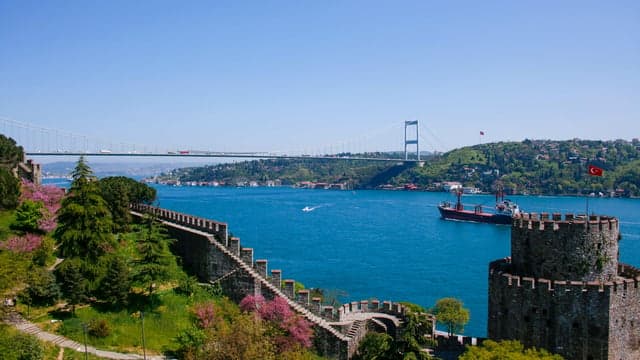 İstanbul Öğleden Sonra Boğaz Turu: Yarım Günlük Kamu Bot Turu