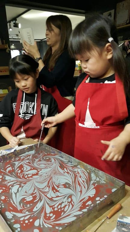 Experimente o Fluxo da Arte: Aula Tradicional de Marmorização Ebru em Istambul