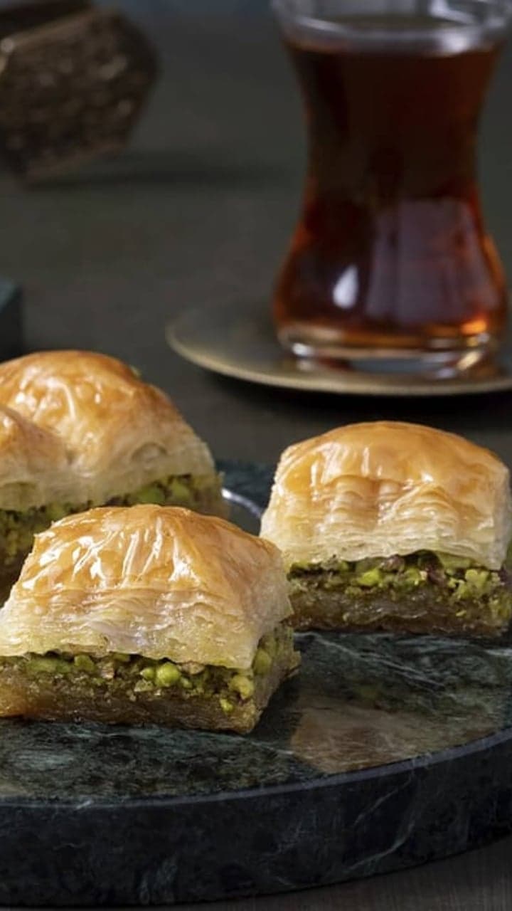 Consegna di Baklava al Pistacchio a Istanbul – Fresca e Veloce