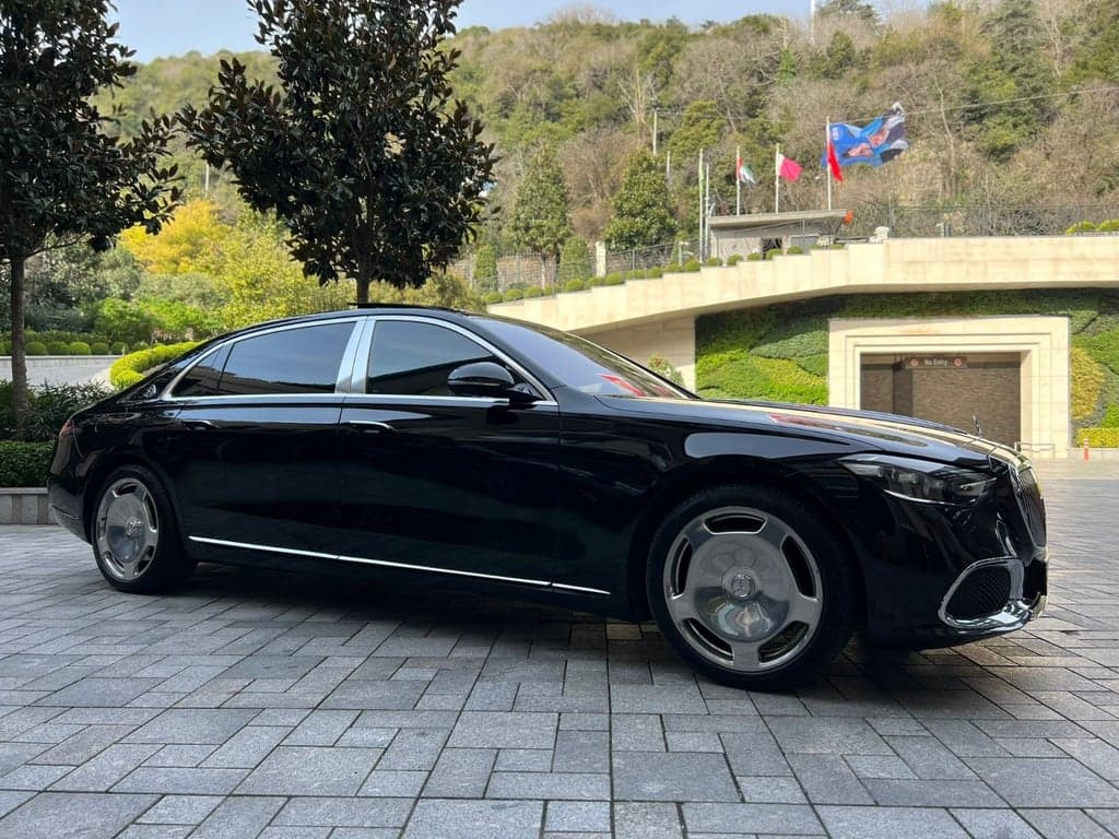 Airport Transfer Services with Luxurious Mercedes Maybach W223