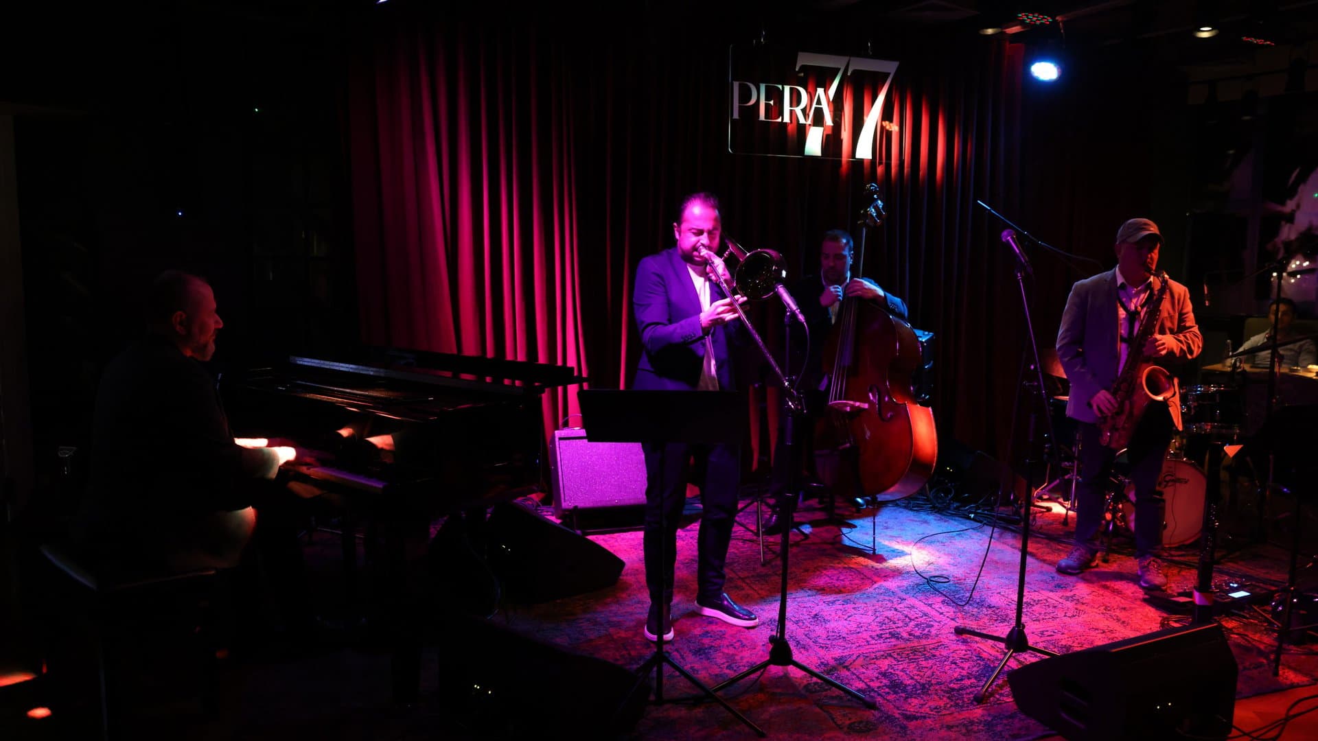 Noches de Jazz en Pera 77 – Música en Vivo y Cena en Estambul