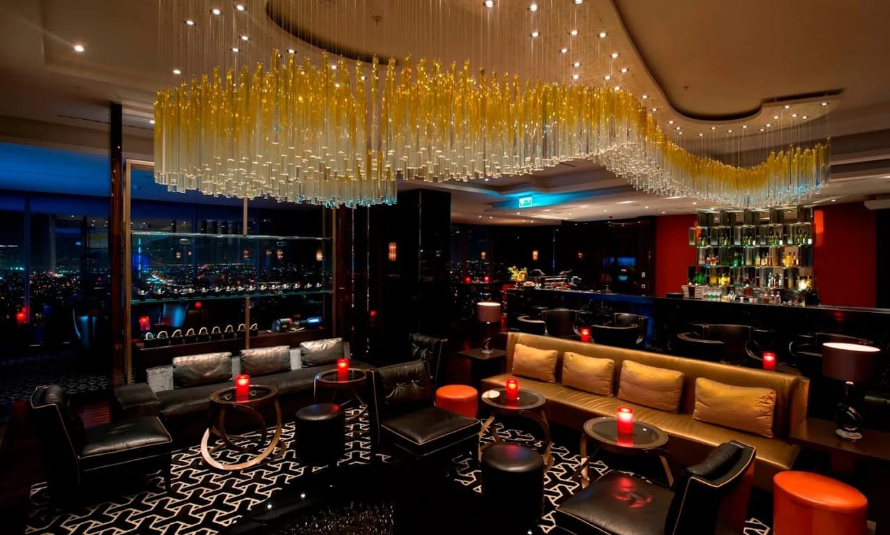 Bar Cloud 34 и ресторан The Globe в Hilton Hotel – Подписные наборы меню с вином